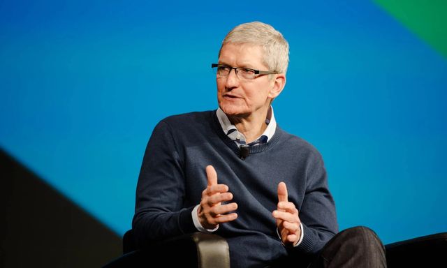 Đến mà không báo trước, CEO Apple Tim Cook mang theo 