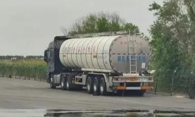 Bê bối thực phẩm bẩn gây rúng động Trung Quốc: Xe chở hóa chất được 