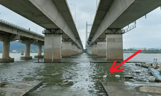 Vụ án kỳ lạ: Phát hiện thi thể một người đàn ông bị buộc tạ ở dưới sông