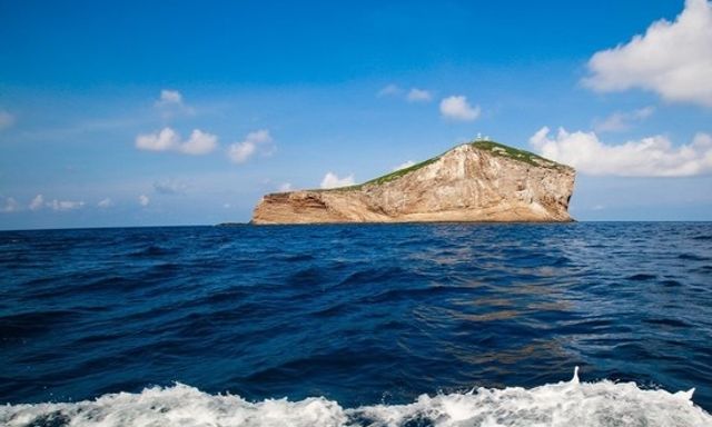 Có một hòn đảo hoang sơ trên biển miền Trung: Hình dáng đặc biệt, nằm ở vị trí đánh dấu lãnh hải Việt Nam