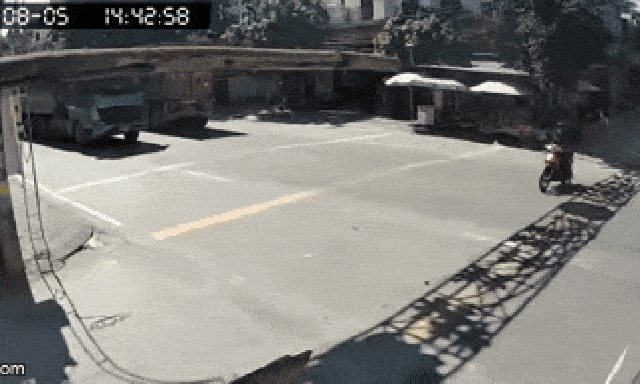 Xe đầu kéo đâm người phụ nữ đi xe máy tử vong, tiếp tục lao vào dãy ki-ốt, ủn bay 2 người