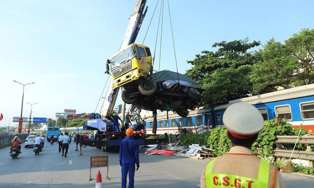 Ô tô tải biến dạng sau va chạm với tàu hỏa SE4 ở Hà Nội