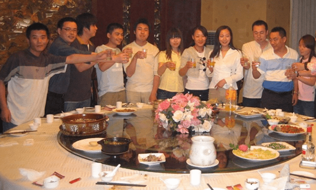 Về quê họp lớp, sau khi đi vệ sinh quay lại không thấy ai, chỉ còn tờ hóa đơn 35 triệu đồng: Tôi rút điện thoại nghe đầu dây bên kia rồi bật khóc! 