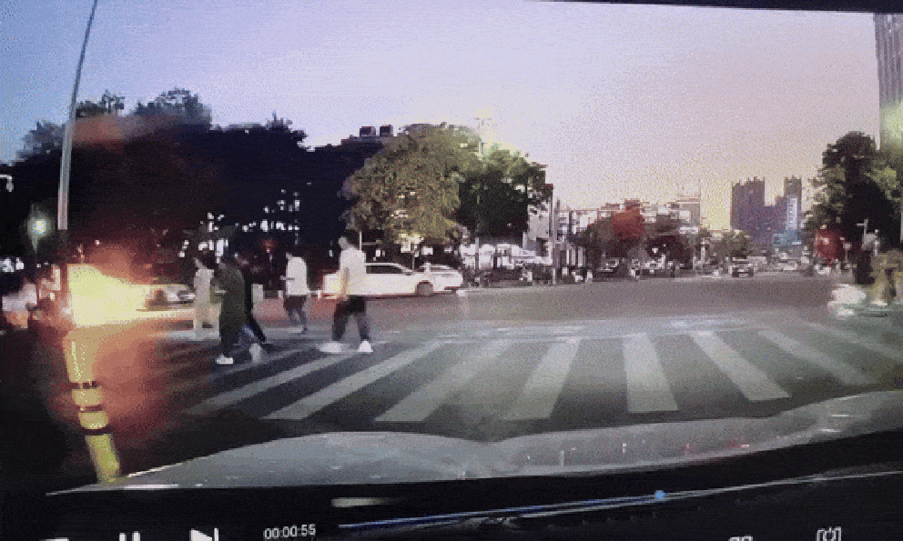 Xe điện phát nổ ở Trung Quốc, lái xe thoát nạn thần kỳ