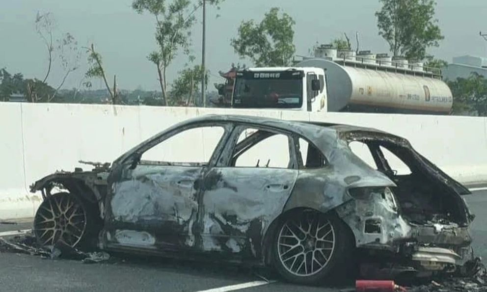 Porsche Macan bốc cháy trên cao tốc Hà Nội – Hải Phòng sau va chạm