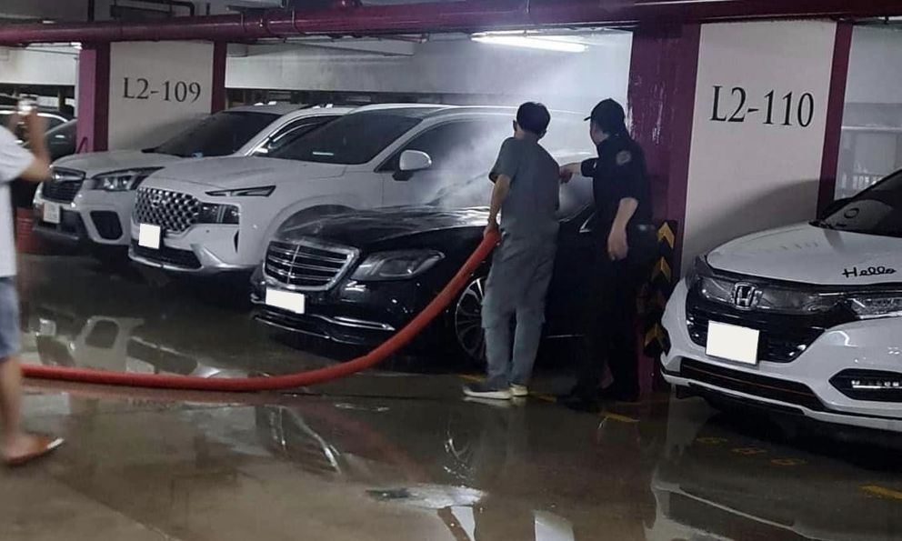 Xe sang 5 tỷ của ca sĩ Duy Mạnh bốc cháy chưa rõ nguyên nhân dù vẫn còn 2 năm bảo hành