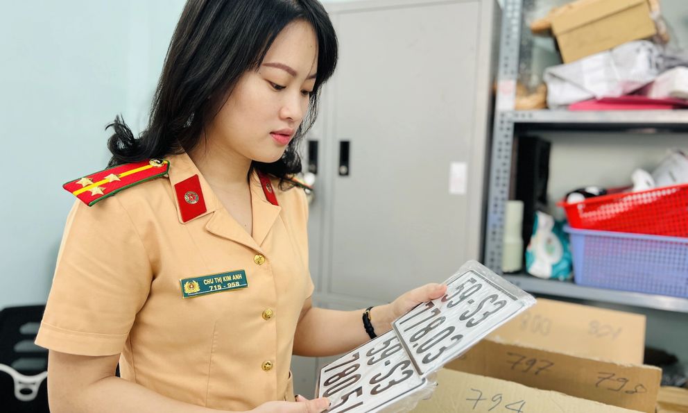 Sau sát nhập tỉnh, người dân có cần đổi biển số, giấy đăng ký xe hay không?