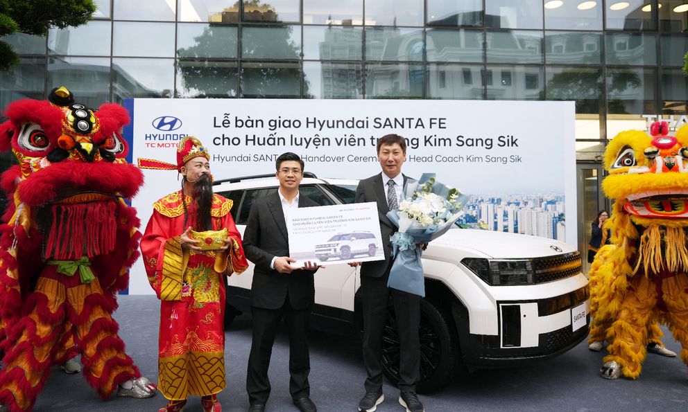 Hyundai Thành Công trao tặng Hyundai Santa Fe bản cao nhất, giá gần 1,4 tỷ đồng cho HLV Kim Sang-sik