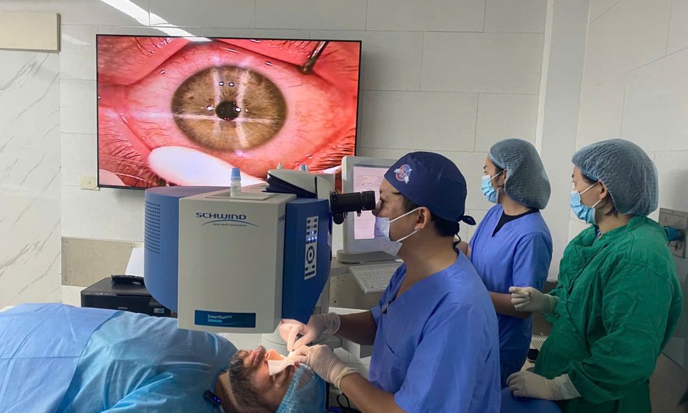 Công nghệ SmartSurfACE: Bước đột phá mới trong phẫu thuật khúc xạ không chạm