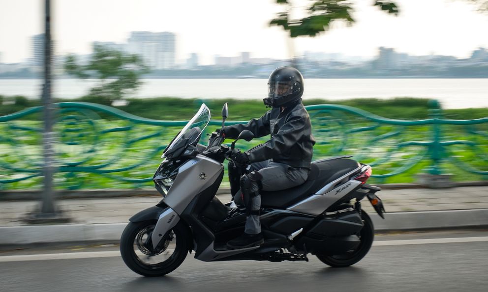 Tay ga đường dài Yamaha XMAX 300 - Lựa chọn thực tế cho người sống xa trung tâm