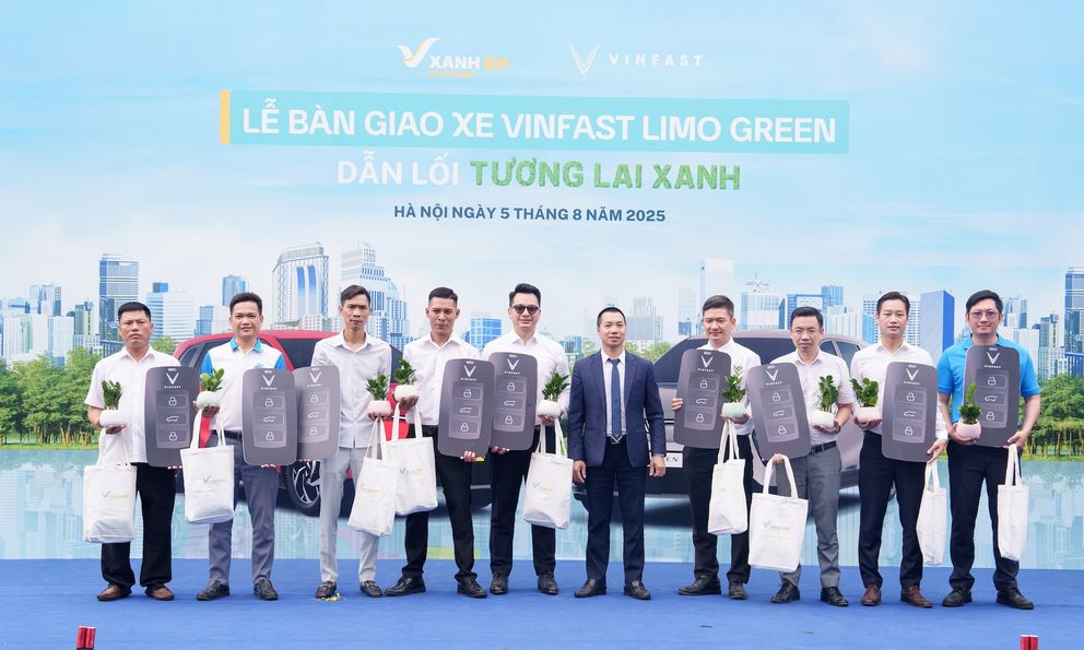 VinFast bàn giao lô xe Limo Green đầu tiên cho khách hàng