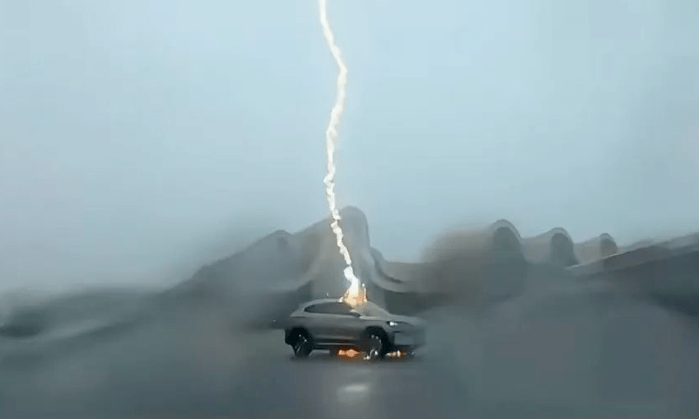 Bị sét đánh liên tiếp 3 lần, BYD Song Plus EV vẫn còn nguyên vẹn, chủ xe thoát nạn thần kỳ