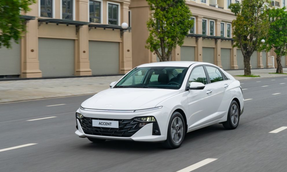 Chọn xe cho gia đình nhỏ: Accent hay Vios mới là xe đáng mua hơn? 