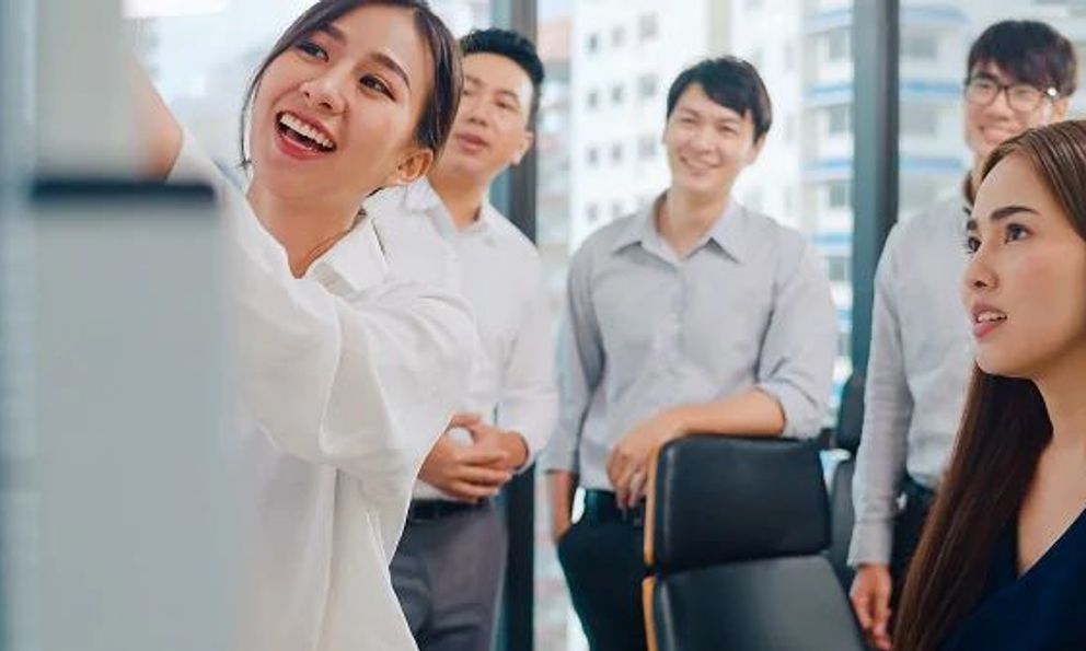 Sếp hỏi tiến độ công việc, dù mông lung cũng đừng đáp 'tôi không biết' - Học ngay cách TRẢ LỜI sau để ghi điểm, mở ra cơ hội thăng tiến