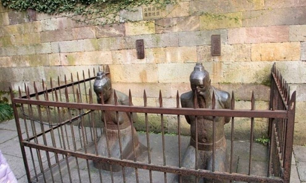 Sự thật về 4 bức tượng quỳ gối ở Trung Quốc, bị người đời đánh đập phỉ nhổ suốt nghìn năm, phải đúc lại 13 lần