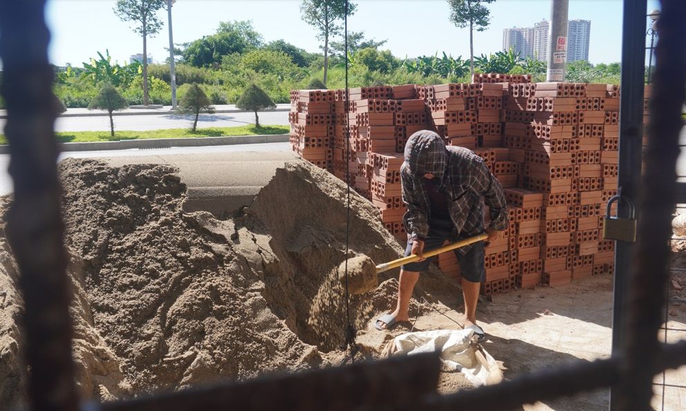 Vừa trộn xong mẻ vữa, chồng chết lặng nghe vợ báo tin 600 triệu đồng chuẩn bị cho con trai đi du học đã bị lừa mất sạch