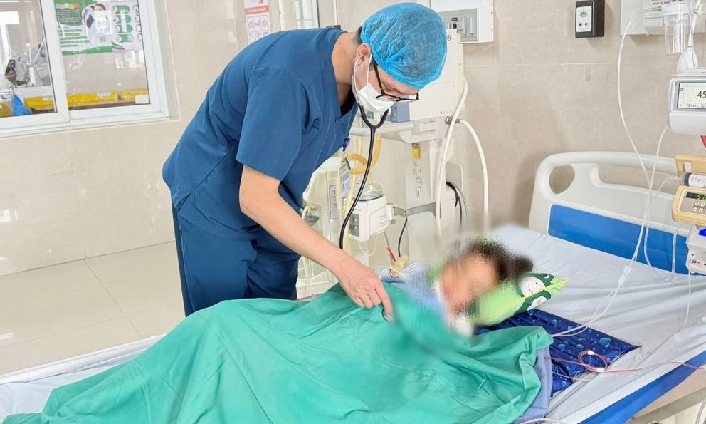 Bé gái 7 tuổi bị rắn cạp nia chui ra từ điều hòa cắn nguy kịch lúc nửa đêm