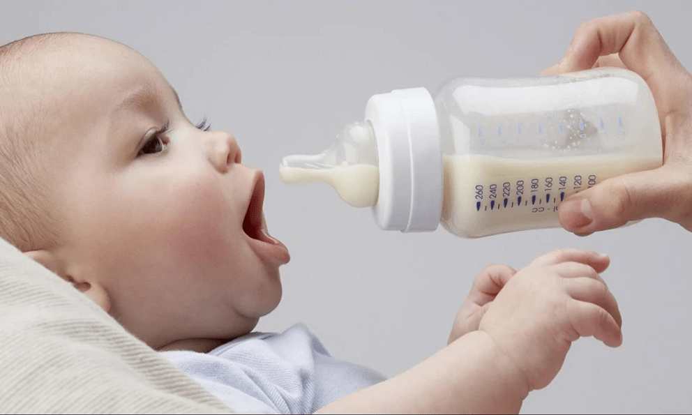Chấn động: Trẻ sơ sinh bú bình có thể nuốt phải hơn 1 triệu hạt vi nhựa mỗi ngày