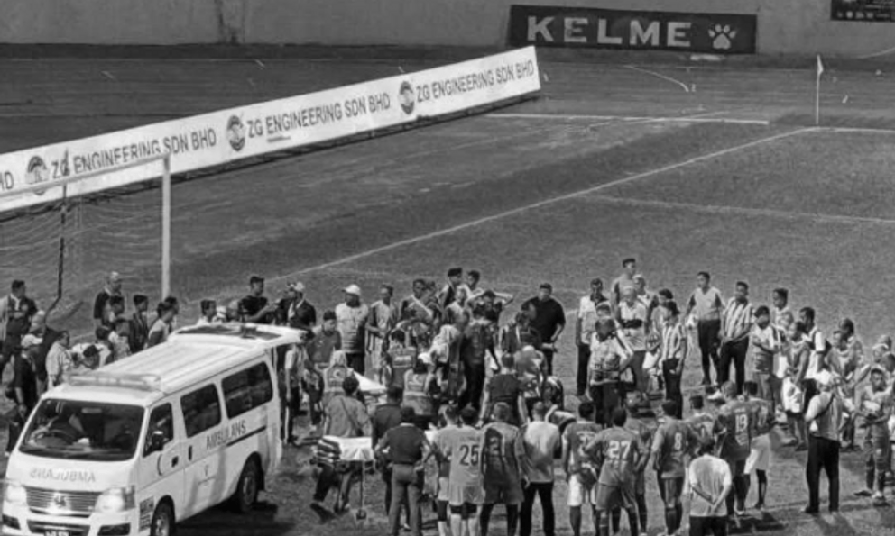 Nóng: Một cựu cầu thủ qua đời ngay trên sân do đột quỵ