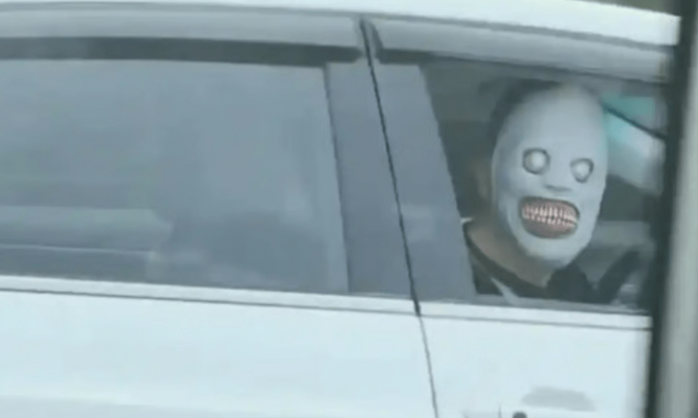 Đeo mặt nạ kinh dị hù hoạ trên đường cao tốc, 1 giáo viên bị công an triệu tập khẩn cấp