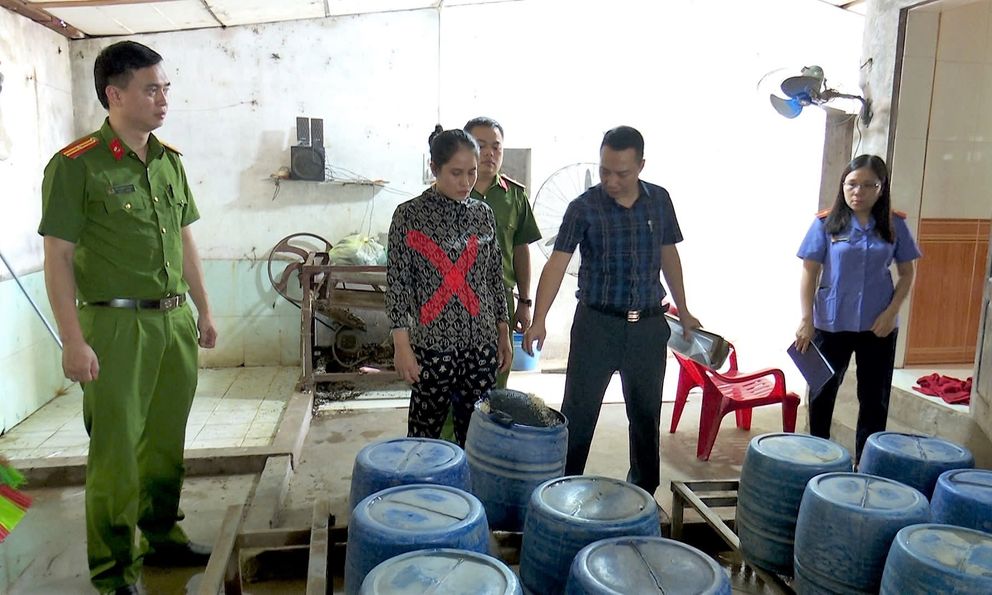 Công an đột kích xưởng sản xuất giá đỗ, phát hiện 1,4 tấn giá đang được 