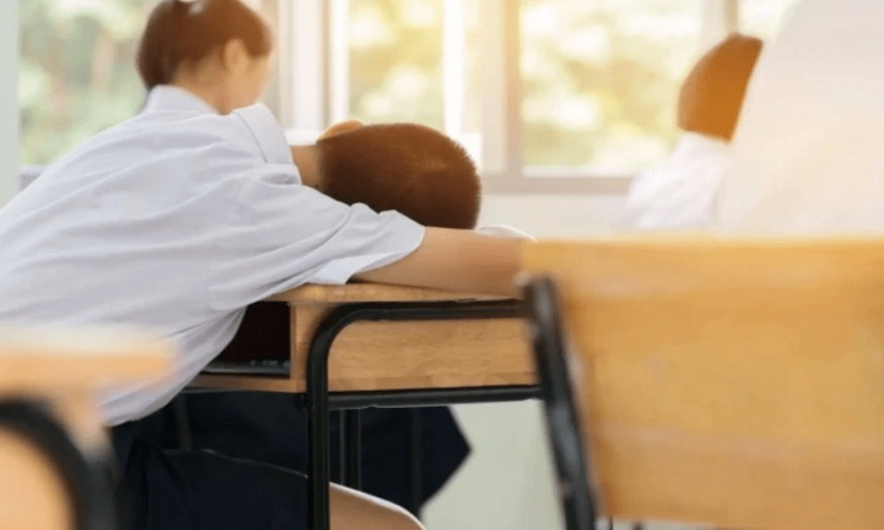 Nhìn học sinh im lặng khi giáo viên bị đánh, tôi hoảng sợ các con đã được học những gì mỗi ngày?