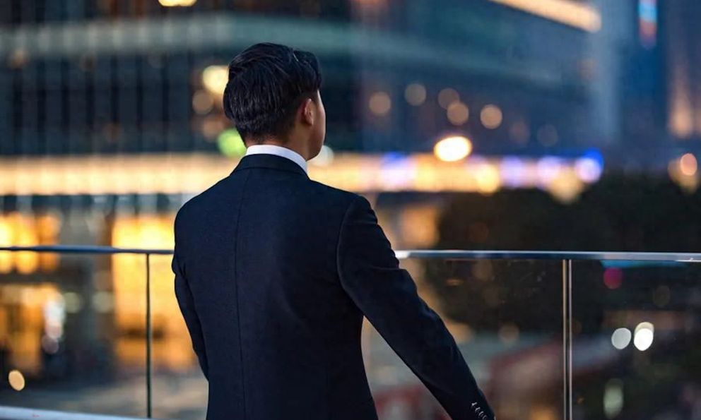 3 dấu hiệu “vàng” ở đàn ông càng về già càng giàu: Không cần khoe của, vẫn khiến người khác phải nể