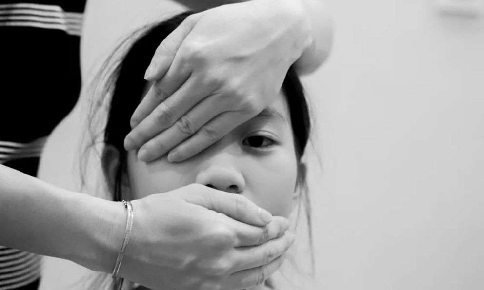 Bi kịch của những đứa trẻ bị bạo hành: Chúng sẽ lớn lên thế nào trong nỗi sợ về tình thân méo mó?