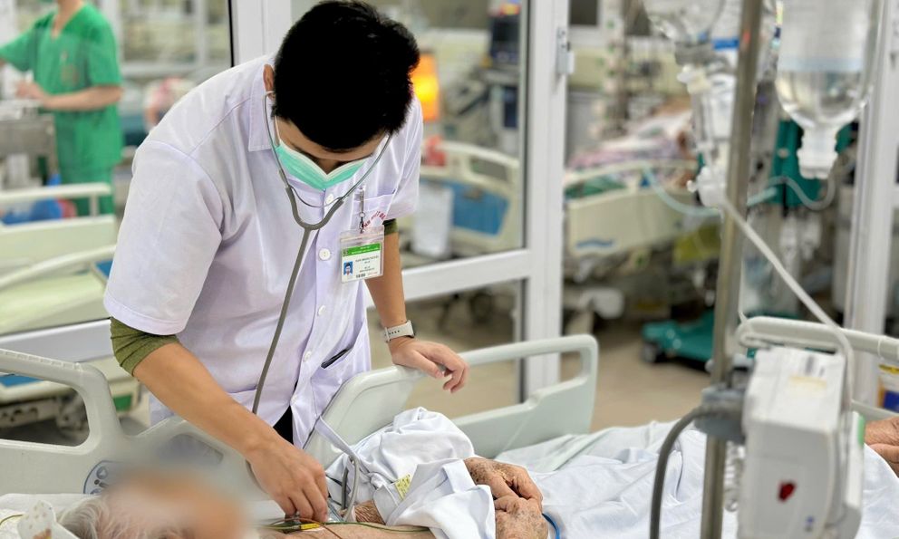 Bệnh viện quá tải vì bệnh nhân mắc hô hấp, đột quỵ do thời tiết 