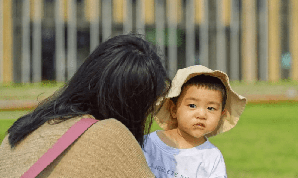 Khi người mẹ “khéo ăn khéo nói” lại sinh con nhút nhát và ít nói - 2 lý do tâm lý học khiến phụ huynh nào cũng nên gật gù