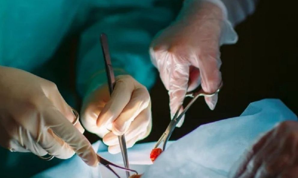 Cậu bé 12 tuổi nằm liệt giường 2 năm vì bị cắt mất 6 nội tạng: Bệnh viện bồi thường 700 triệu đồng