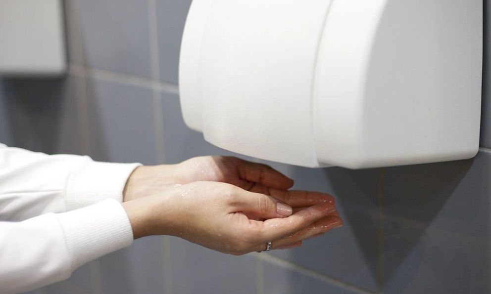 Đại học Mỹ cảnh báo: Máy sấy tay trong WC giống như máy hút bụi, hút vi khuẩn từ bồn cầu và thổi vào tay người