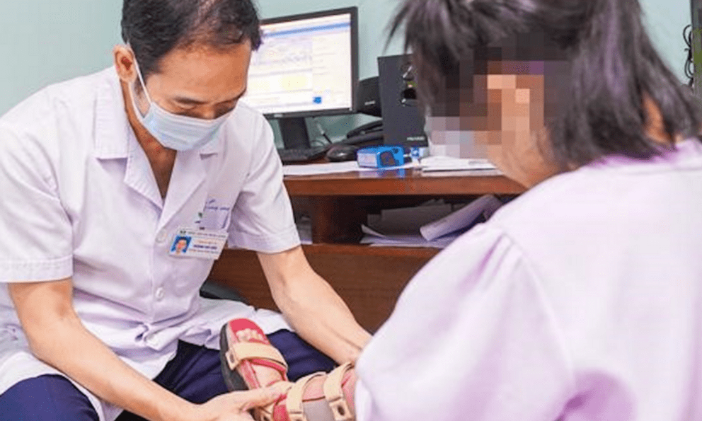 Bác sĩ Việt Nam viết nên kỳ tích hồi sinh bước chân: Bé gái tự đi lại được sau 6 năm cha mẹ cõng trên lưng 