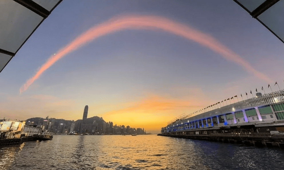 Xuất hiện dải mây hồng kỳ lạ trên bầu trời Hong Kong (Trung Quốc) vào lúc xảy ra thảm họa cháy chung cư khiến gần 100 người tử vong