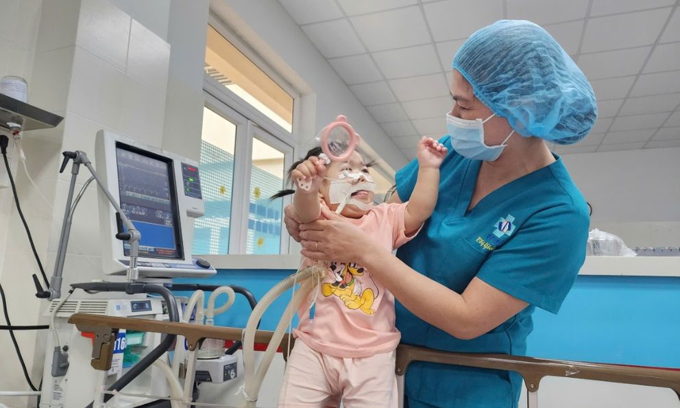 Bị bố mẹ bỏ rơi từ lúc 4 tháng tuổi, em bé mắc bệnh não trở thành 