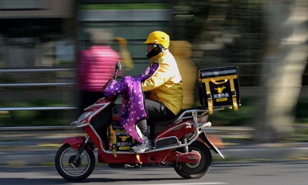 Lời kêu cứu từ các bác sĩ, sáng mặc áo blouse, tối làm shipper: 