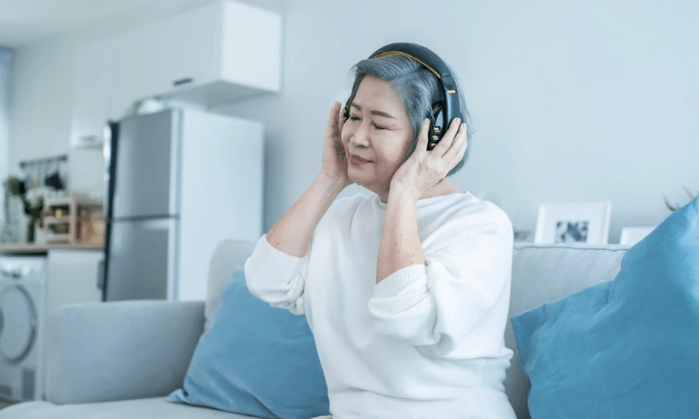 Một nghiên cứu mới cho thấy nghe nhạc có thể làm giảm nguy cơ mắc chứng mất trí nhớ gần 40%.