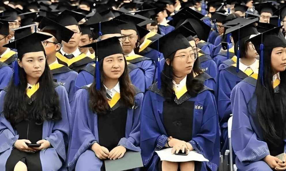 Tấm bằng Bắc Đại không cứu được tương lai: Một thế hệ trí thức trẻ đang mắc kẹt, cơn ác mộng của hàng triệu gia đình