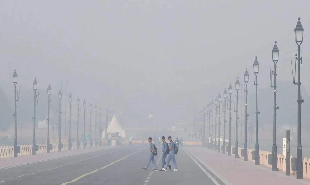 Ô nhiễm không khí nguy hại ở Ấn Độ: Học sinh chuyển sang học trực tuyến, 27 chuyến bay bị hủy, hơn 500 chuyến bị hoãn