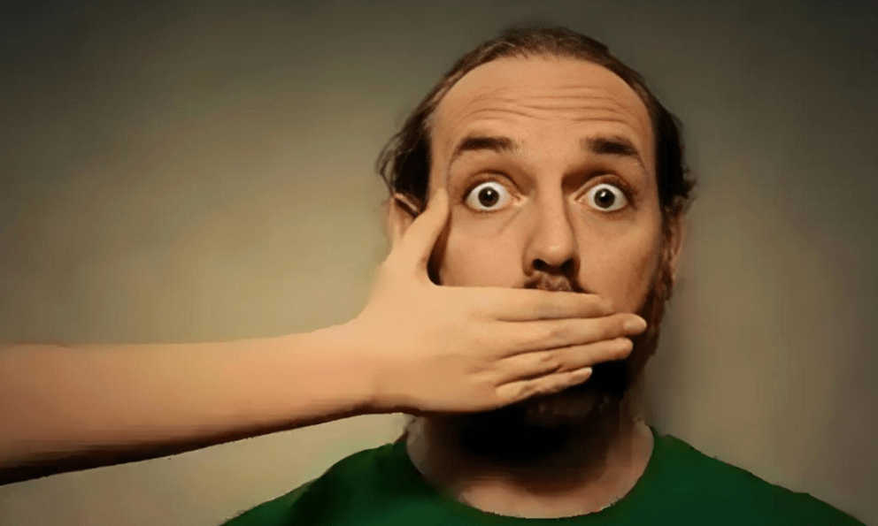 Người khôn tuyệt đối không nói 4 điều này trước mặt người quen: Cái giá phải trả có thể rất đắt