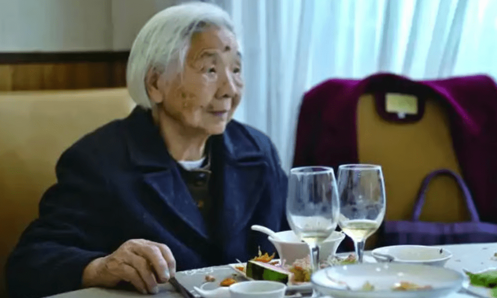 Cụ bà 101 tuổi gây “bão mạng” với lối sống ngược đời: Thức đến 2 giờ sáng xem TV, mê ăn vặt nhưng vẫn khỏe mạnh minh mẫn