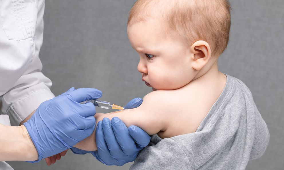 Bê bối tiêm vaccine 6 trong 1 quá hạn cho trẻ sơ sinh gây rúng động châu Âu