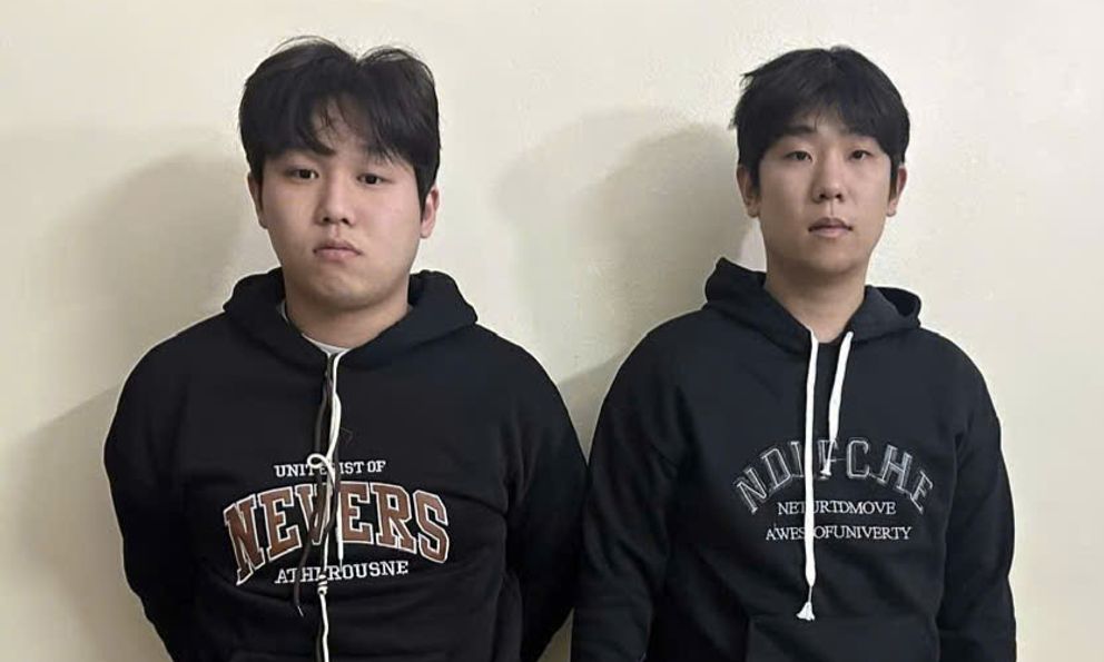 Nóng: Công an Việt Nam bắt giữ và bàn giao 2 đối tượng truy nã đỏ của Interpol cho Hàn Quốc