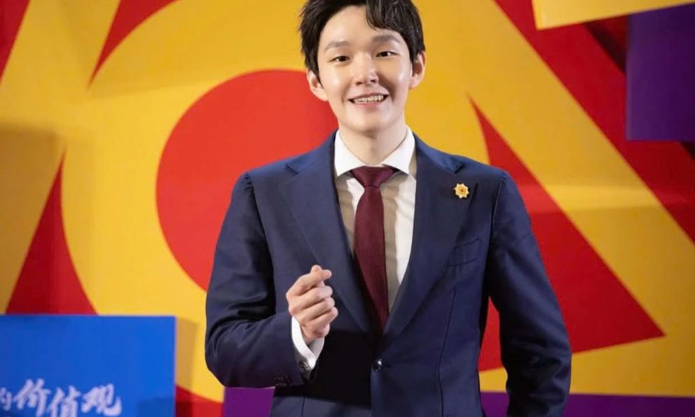 Tỷ phú giàu hơn Donald Trump, CEO Starbucks sau 1 đêm: Thạc sĩ Thanh Hoa, 24 tuổi làm ông chủ tập đoàn dược phẩm lớn nhất châu Á