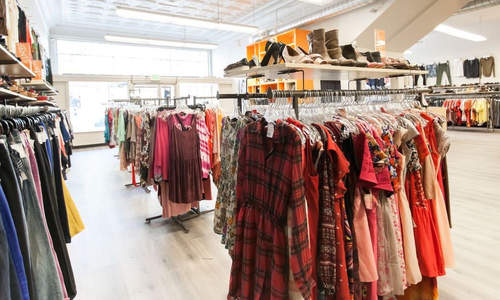 Lẻn vào cửa hàng, gã đàn ông bắt chước cách người mẹ gõ cửa để gây sự với bé gái trong toilet