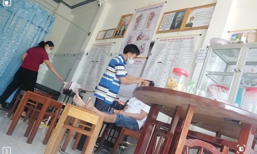 Đình chỉ cơ sở sức khỏe để người phụ nữ mắc bệnh tâm thần vẫn điều trị bệnh cho người dân