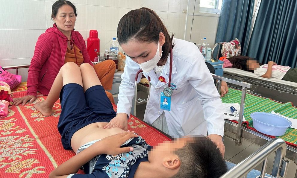 19 người nhập viện sau khi ăn bánh mì: Chủ tiệm nói gì về nguồn nguyên liệu?