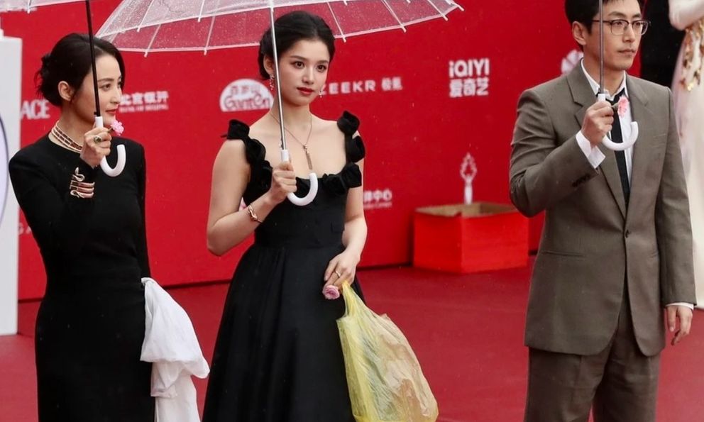 Túi nylon đựng rác Trương Tịnh Nghi sử dụng không phải của nhà mốt Balenciaga: Sự thật là gì?