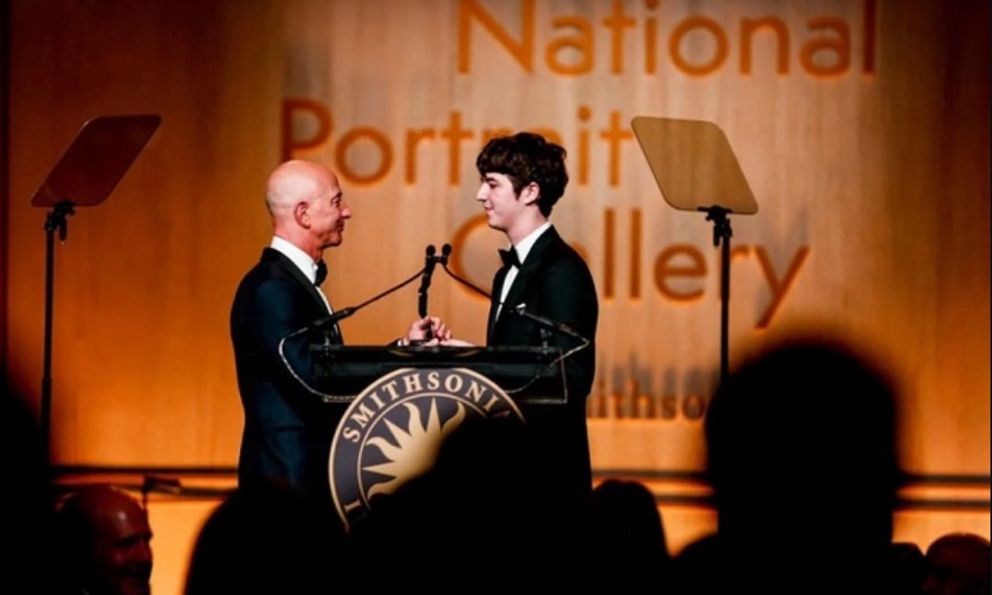 Quý tử 26 tuổi nhà tỷ phú Jeff Bezos: Nhan sắc cực điển trai, bỏ ngỏ khả năng thừa kế khối tài sản hàng chục tỷ USD 