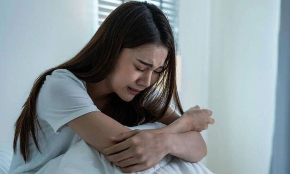 Con gái sợ hãi khi mẹ cả đời 